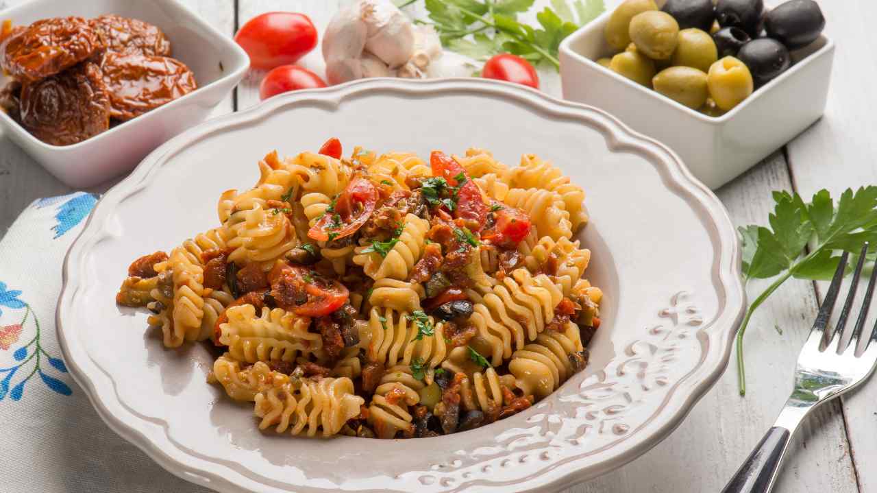 Pasta Pomodori Secchi Olive Pomodorini E Speck Ricetta Nostrana