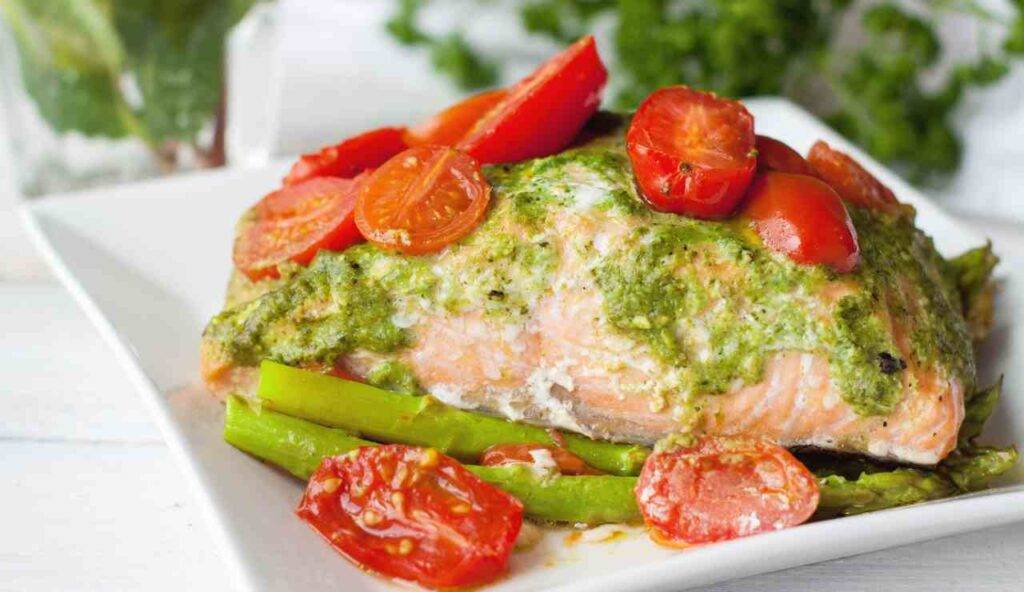 Salmone Gratinato Al Forno Con Pesto E Pomodorini Saporito E Facile