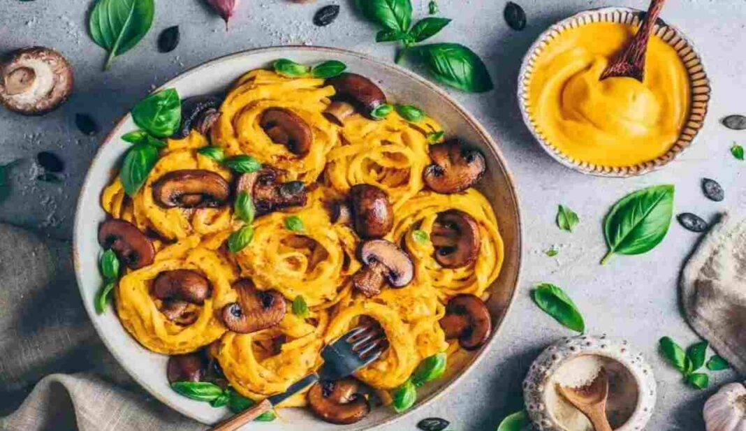 Scialatielli Con Crema Di Zucca Funghi E Salsiccia Elegante E Raffinato