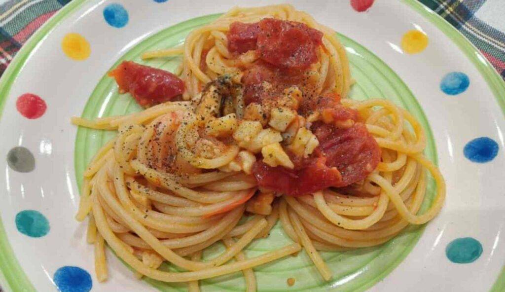 Spaghetti Con Polpa Di Granchio Pomodorini E Cozze Gustosi E Particolari