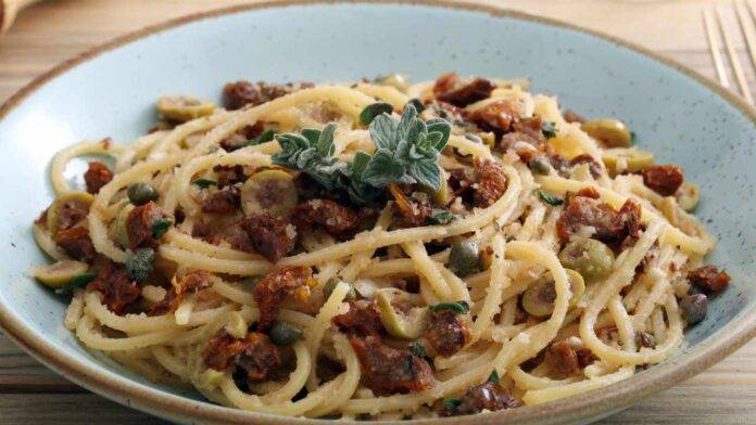 Spaghetti Con Pomodori Secchi E Olive Perfetto Per Un Pranzo