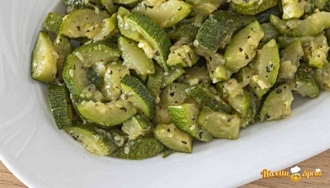 Butta Nel Tegame Zucchine Di Spicchi Di Aglio E Una Pioggia Di