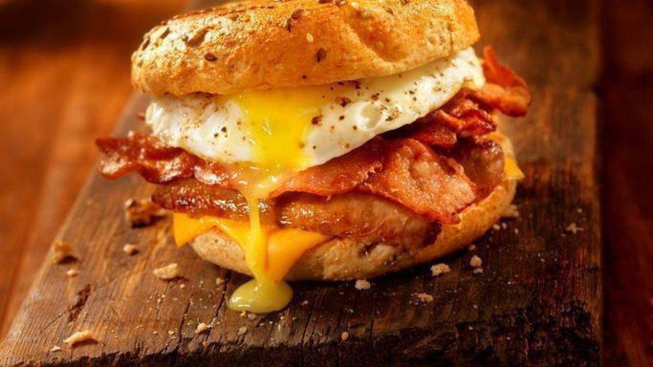 Il Panino Con Salsiccia Imbottito Di Cheddar Uovo E Bacon Ricettasprint It