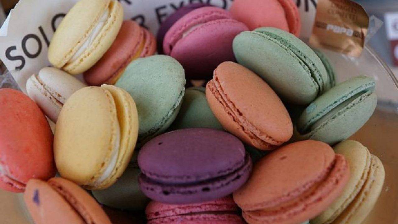 Ricetta Macarons: ricetta e curiosità sui dolcetti più glamour - Donna  Moderna