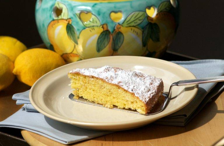 Torta Caprese al Limone, una delizia leggera ma intensa