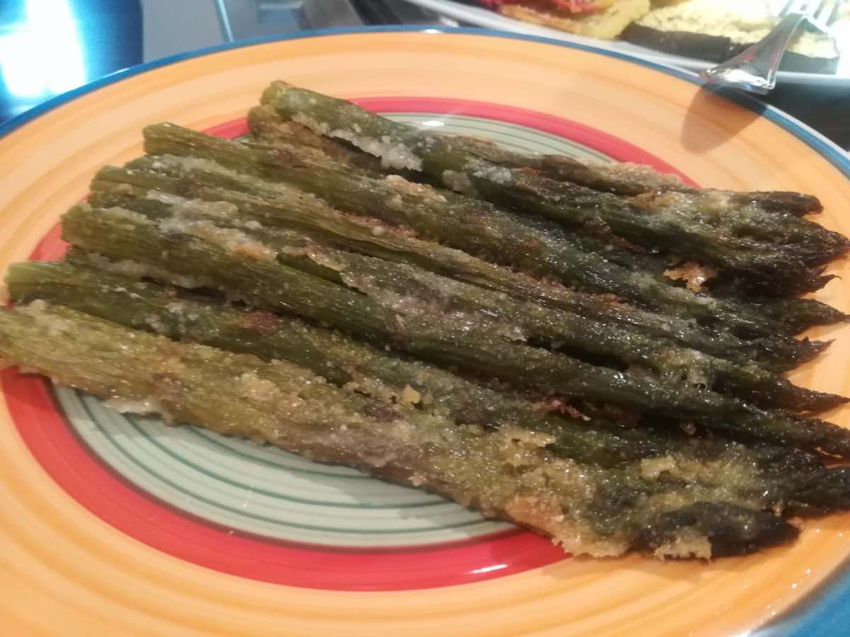 Asparagi gratinati al forno con parmigiano - le ricette di ...