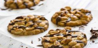 biscotti con noccioline e scaglie di cioccolato