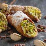 Cannoli siciliani con crema pasticcera e granella di pistacchi