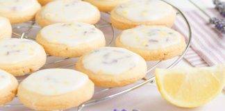 Biscotti glassati al limone con lavanda