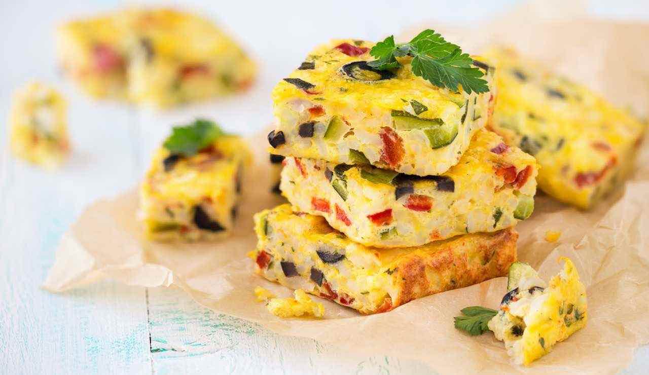 Frittata da riso con pancetta e zucchine, un finger food extra gusto