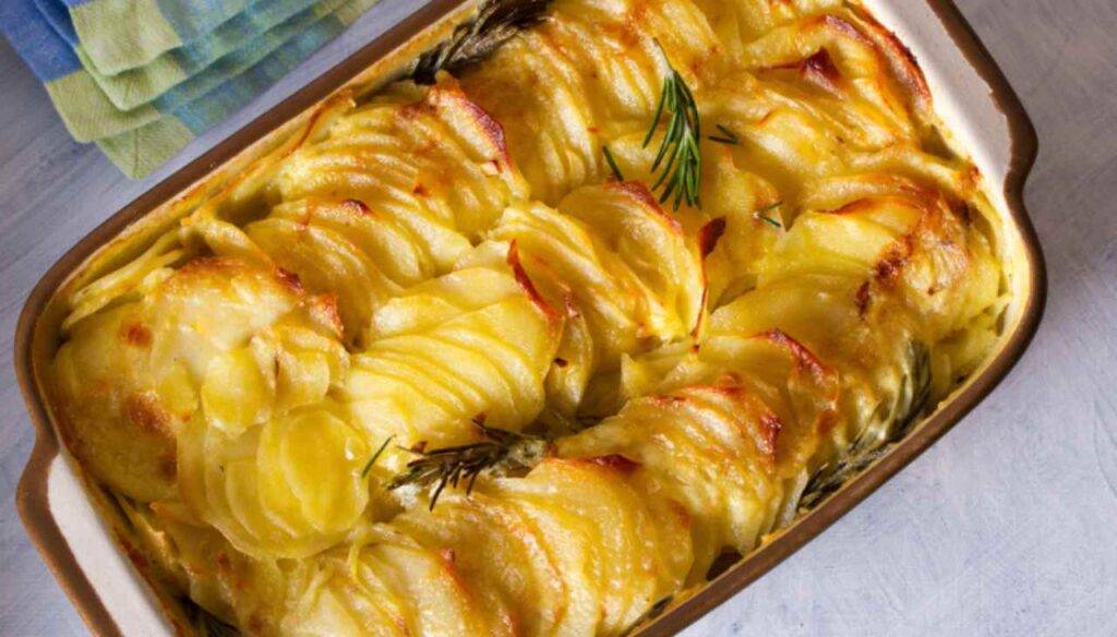 Patate al forno con besciamella | Un contorno gustoso e ...