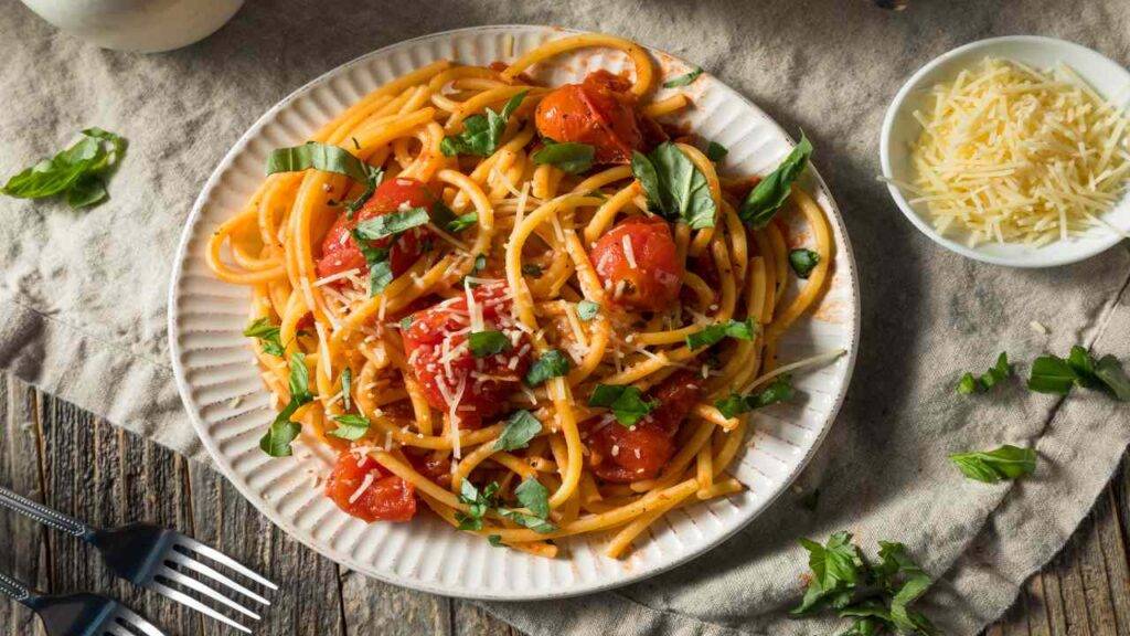 Bucatini Al Pomodoro E Formaggio | Profumato E Super Veloce