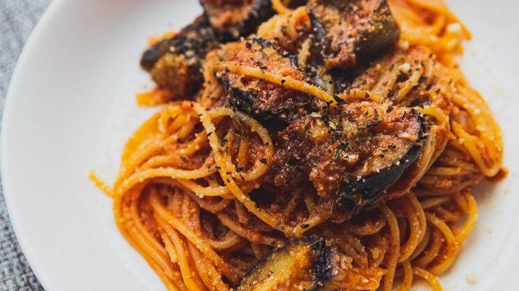 Spaghetti Di Pesce Spada Con Crema Di Melanzane Arance E Mentuccia