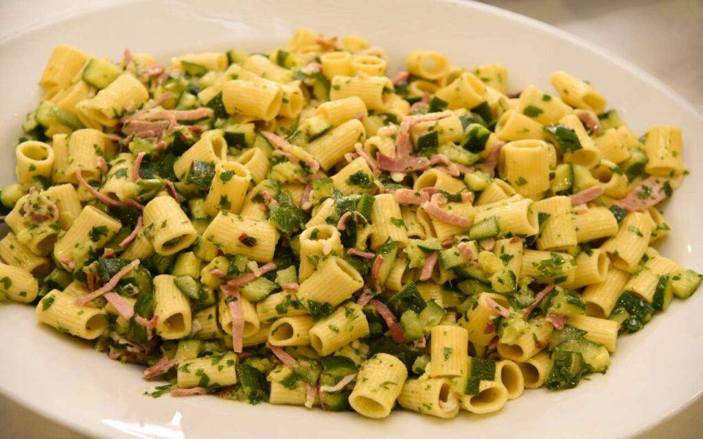 Pasta zucchine, speck e zafferano | Un primo piatto davvero completo