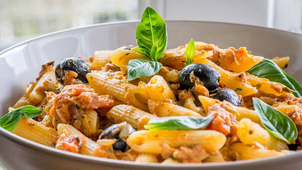 Penne Tonno Olive E Capperi, In Tavola I Sapori Mediterranei