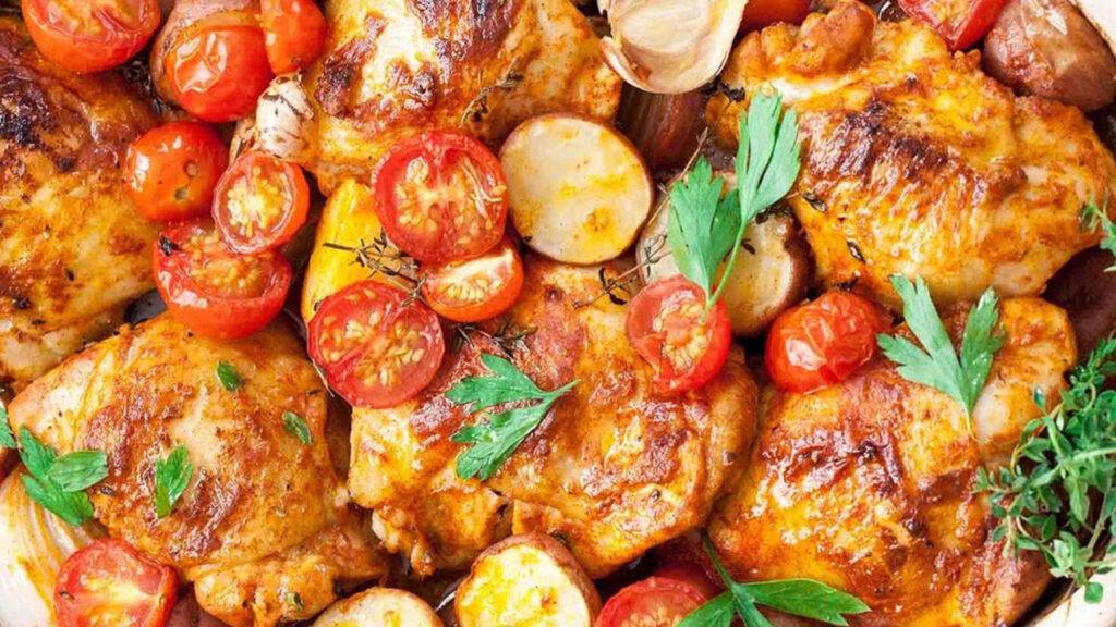 Pollo con patate e pomodori in padella, secondo gustoso e sfizioso