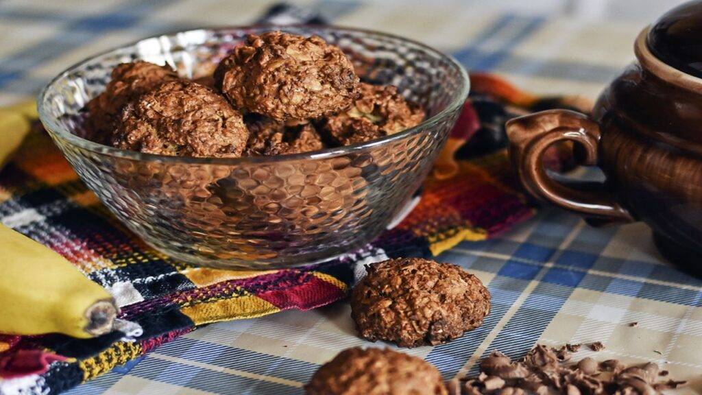 Biscotti all'avena con cioccolato e banana | Una super ricetta