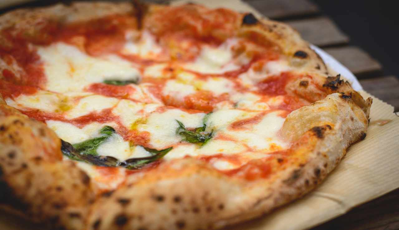 https://www.ricettasprint.it/wp-content/uploads/2021/04/Pietra-refrattaria-per-pizza-uso-e-ricetta-perfetta-ricettasprint.jpg