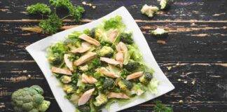 Insalata di pollo con piselli lattughino e broccoli