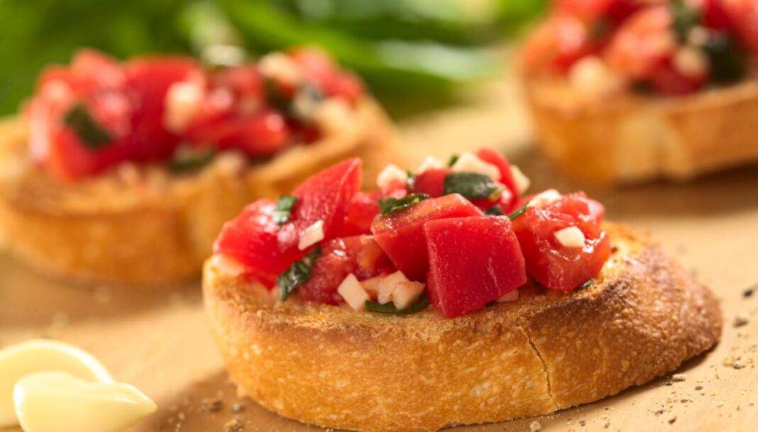 Mini bruschetta al pomodoro | Stuzzichini croccanti e saporiti