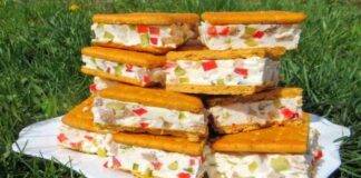 Mini sandwich di crackers verdure e formaggi