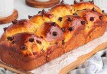 Brioche alla francese al caffè con gocce di cioccolata