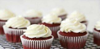 Muffin red velvet con crema al burro e gocce di cioccolato