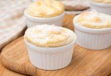 Souffle al cioccolato bianco e pesche sciroppate