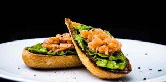 Bruschette di salmone alle erbe con avocado e peperoncino