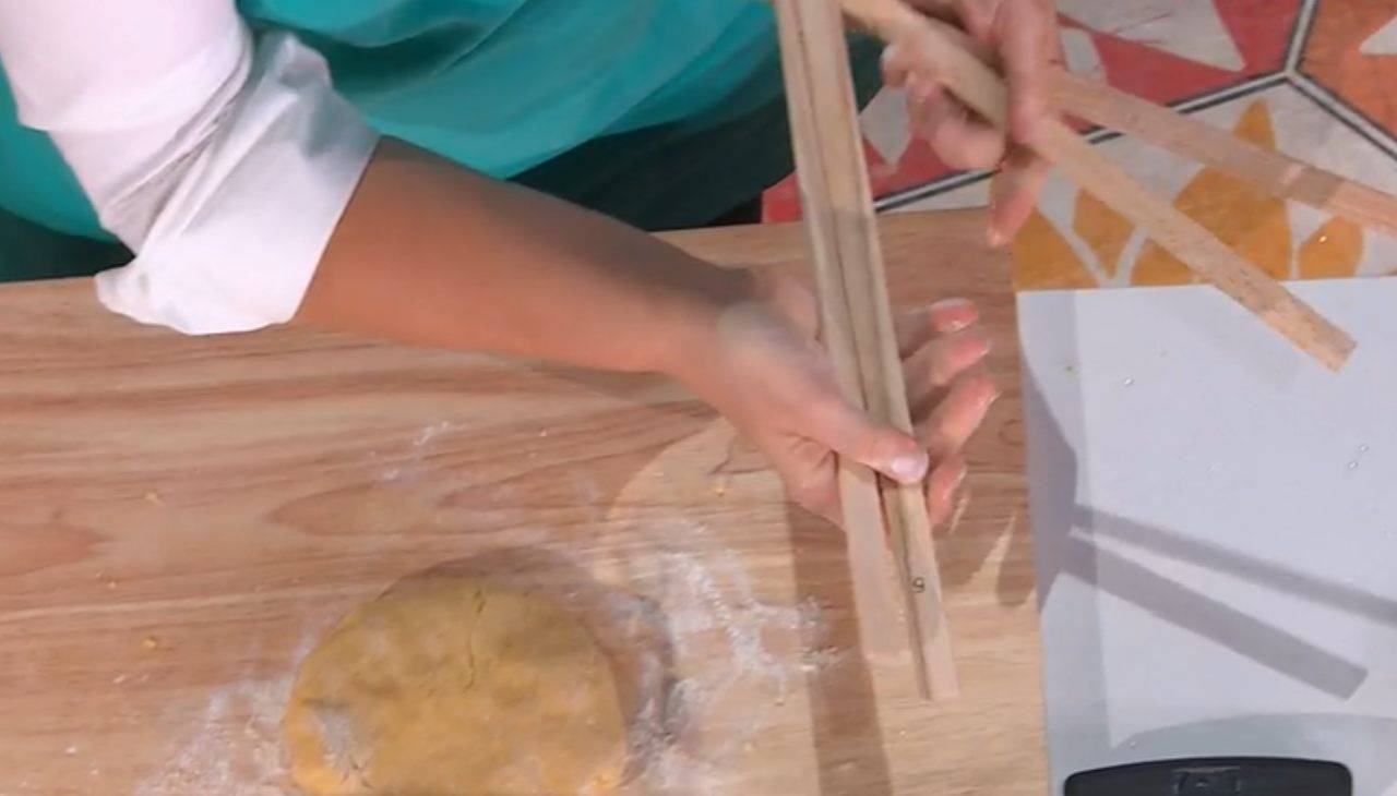 Come fare i biscotti di pasta frolla dello spessore giusto