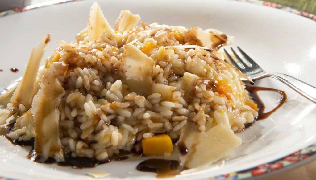 Risotto alla zucca e aceto balsamico | Primo goloso e profumato