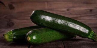 Con le zucchine zia Carmela prepara un contorno sfizioso in padella, scopri la ricetta