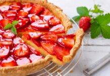 Crostata alle fragole un guscio friabile con un ripieno fruttato, il mix è semplicemente da sballo