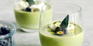 Crema di latte e kiwi con panna e mirtilli