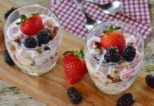 Cremino di yogurt e mascarpone con frutta e fiocchi d'avena