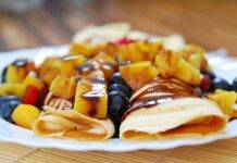 Crepes al caramello con ripieno in crema e frutta