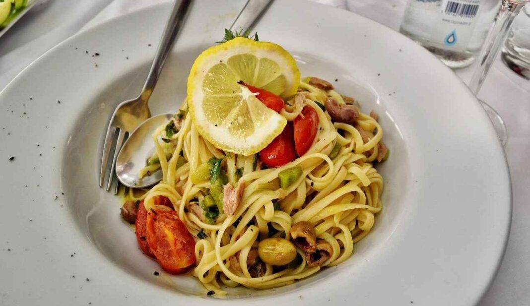 Linguine Al Tonno E Limone Con Olive E Pomodorini, Fresca Bontà Estiva ...