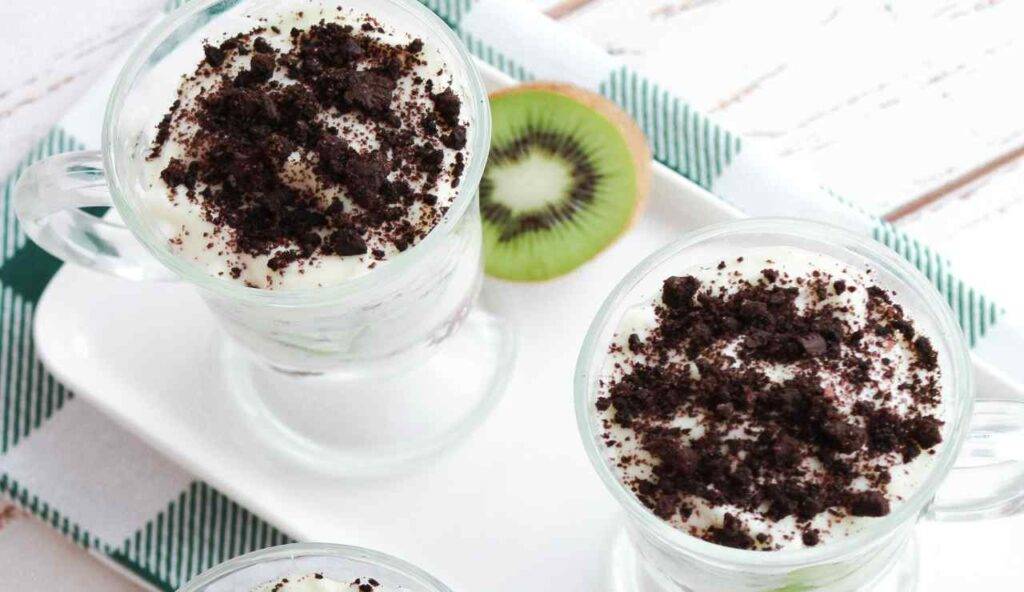 Mousse alla stracciatella con granella oreo, golosa ricetta pronta in ...