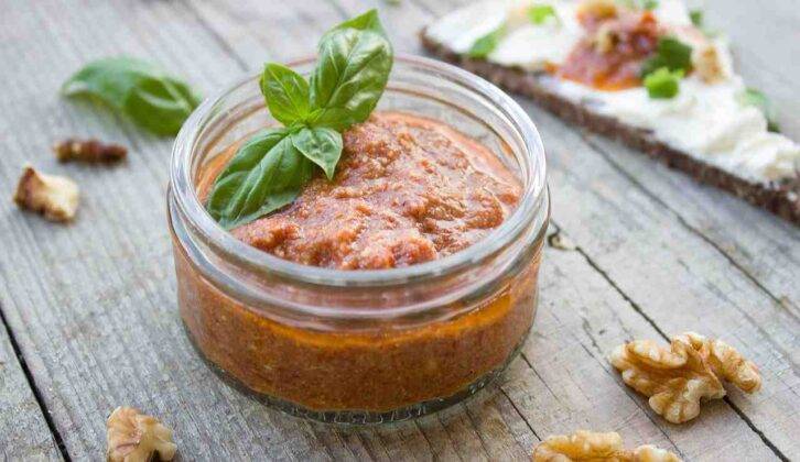 Pesto di noci e pomodoro, prepara un piatto stupefacente in pochi ...