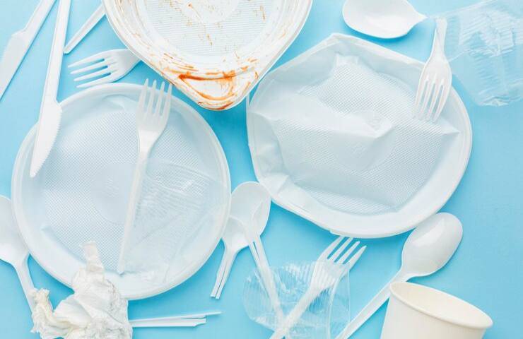 Piatti di plastica: non mangiarci più incredibile quello che rilasciano