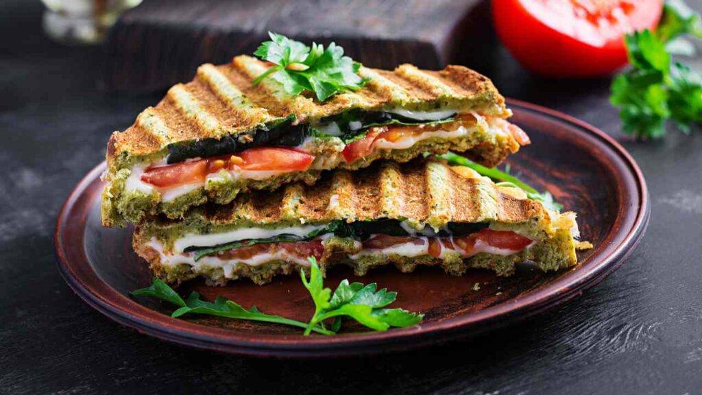 Sandwich Con Spinaci E Pomodori Perfetto Per Un Pranzo Fuori Casa