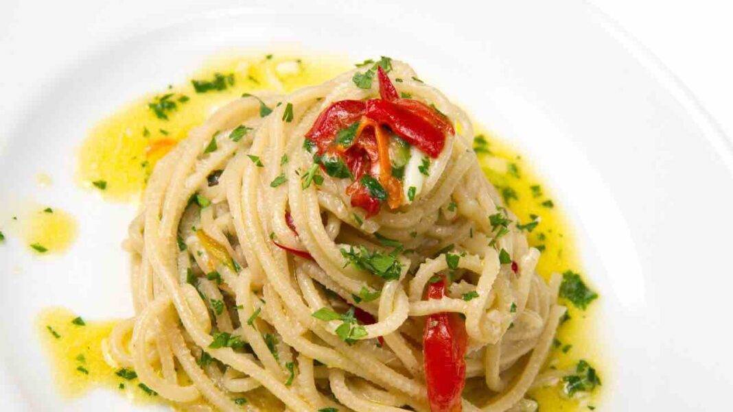 Aglio, olio, peperoncino e pangrattato solo 3 euro e la pasta è in