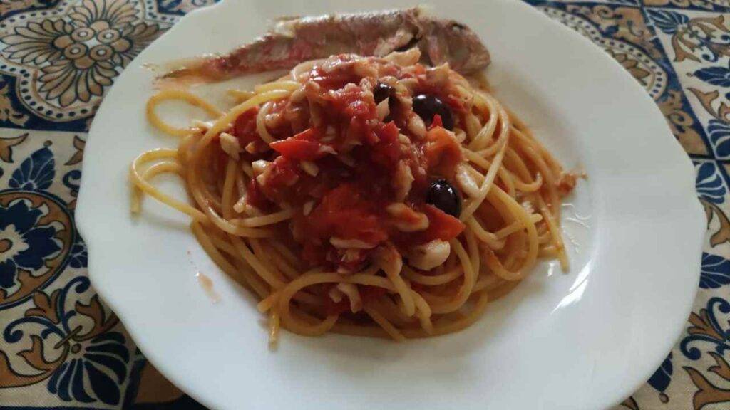 Pasta Con Triglie Pinoli, Olive Nere E Pomodorini, Un Primo Piatto ...