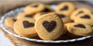 Biscotti con cuore di cioccolato da gustare con la propria metà a San Valentino