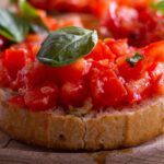 Pane e pomodoro: niente di più buono da preparare in pochissimo tempo, provalo con l'olietto a crudo!