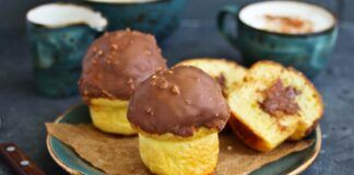 Muffins profiteroles con un cuore cremoso andranno a ruba in un attimo!