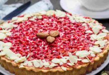 Questa si che è una crostata speciale ti bastano poche mandorle e la confettura di fragole!