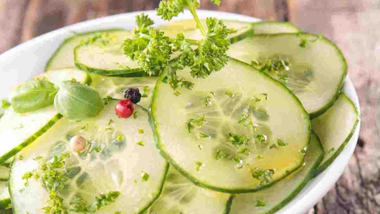 Ricetta di Controfiletto al curry con insalata di cetrioli giapponesi in  salsa di yogurt