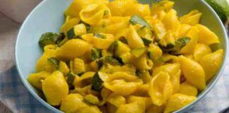 Carbonara di zucchine leggera e saporita, ricetta vegetariana si prepara in un lampo