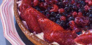 Crostata di biscotti alla crema di latte e frutta 30072023 ricettasprint